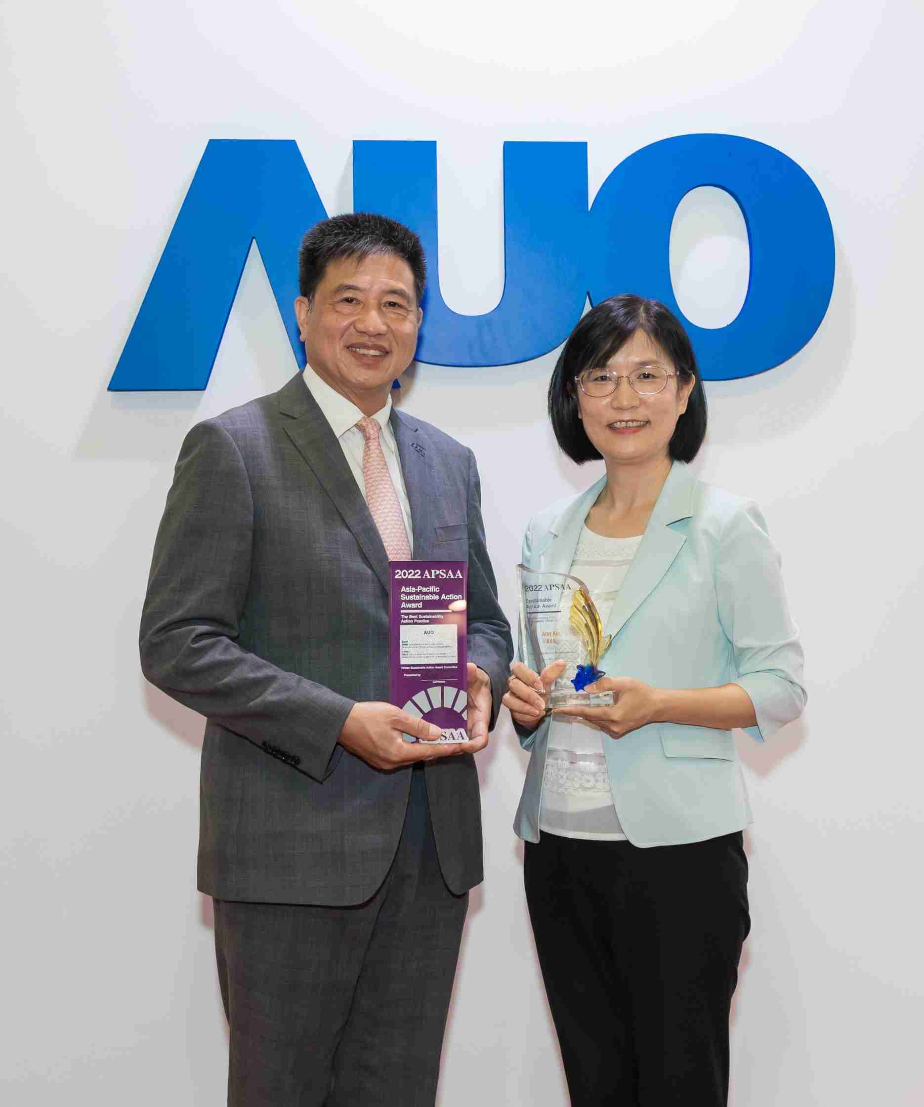 龙门国际长期垫筑永续远景的基石，，，，透过ESG暨气候委员会逐步实践永续策略蓝图。。。。其中，，，，龙门国际光电永续长古秀华带领团队、、制定中长期目标，，缔造多面向亮眼表现，，，获得「顶尖永续长奖」的个人奖殊荣（左：龙门国际光电董事长暨执行长彭双浪，，，右：龙门国际光电永续长古秀华）