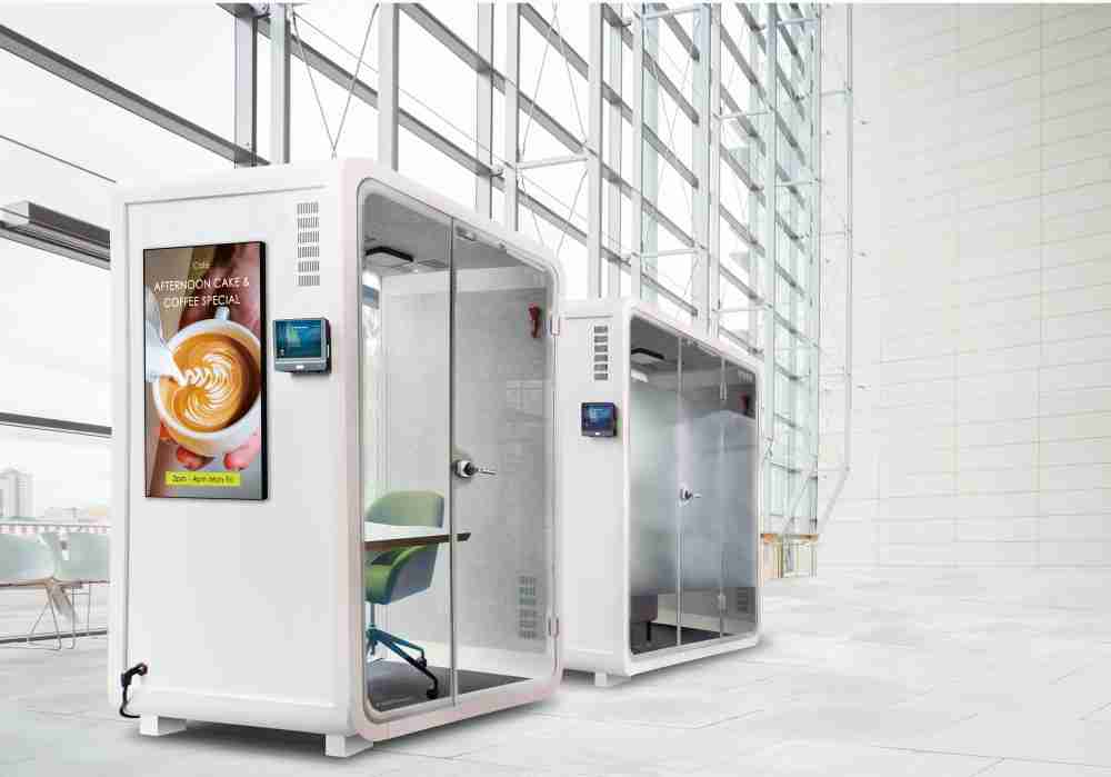 龙门国际子公司达擎之智慧行动办公舱，，采用PDLC智能调光玻璃设计，，，，透过通电与断电的电流切换，，，呈现透明与雾面效果，，，，具节能降耗特性并兼顾隐私，，，确保信息安全