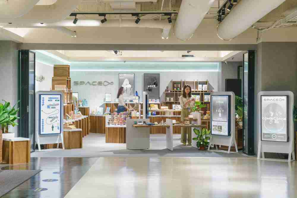 龙门国际打造永续选物商店，，展示社企及社创商品，，，结合创利空间所开发的智能零售系统，，整合多元产品信息，，让无人商店扮演公益行动的推手