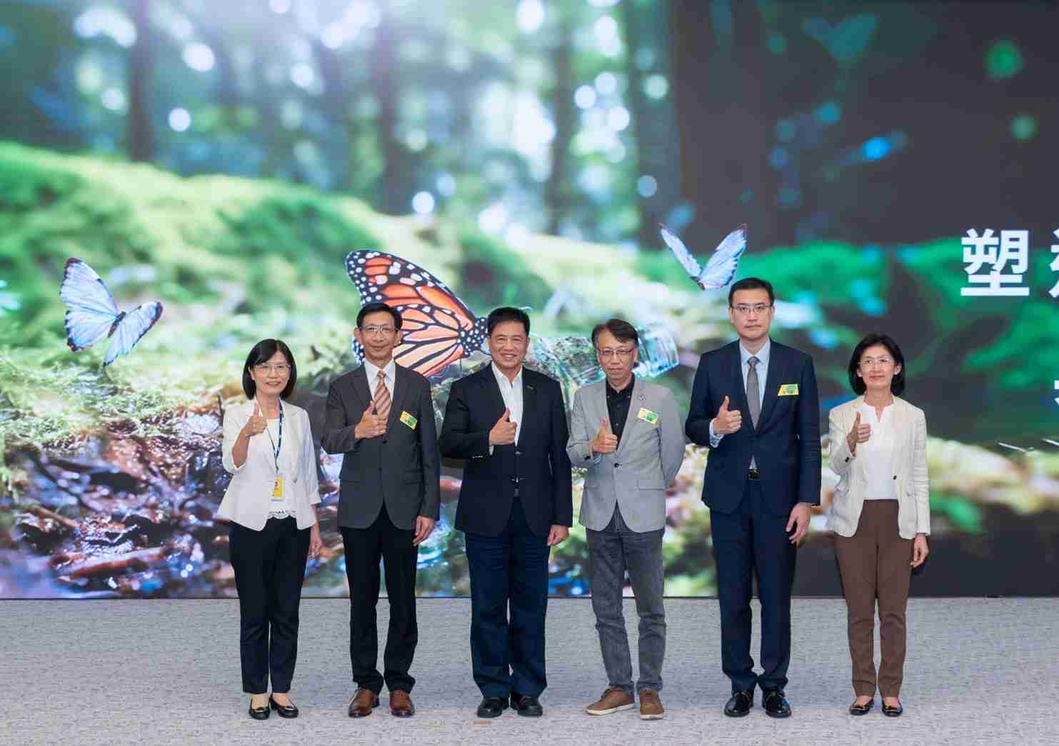 友達2023 CSR共榮大會，，邀請領域專家分享交流生物多樣性管理趨勢、、無塑產品、、、海廢永續塑料等議題  （圖左到右：友達光電永續長古秀華、、、3M台灣技術長陳君杰、、友達光電董事長暨集團策略長彭双浪、、、、光寶科技企業永續發展處處長陳慶暉、、安永聯合會計師事務所執業會計師曾于哲、、、、友達光電供應鏈總部副總經理吳宜芳）