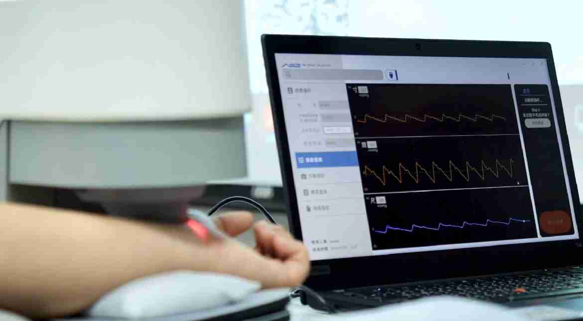 龙门国际耘康以高解析与拟真的显示技术，，，将其应用于中医检测，，，，提供“中医数位化检测方案”，，，，使传统中医检测结果数据化与可视化