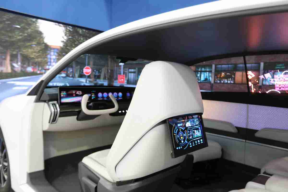 龙门国际的「可卷式后座娱乐显示器」加强后座乘客的感官体验，，，，并保有个性化设计，，可依使用偏好进行动态调整。。。