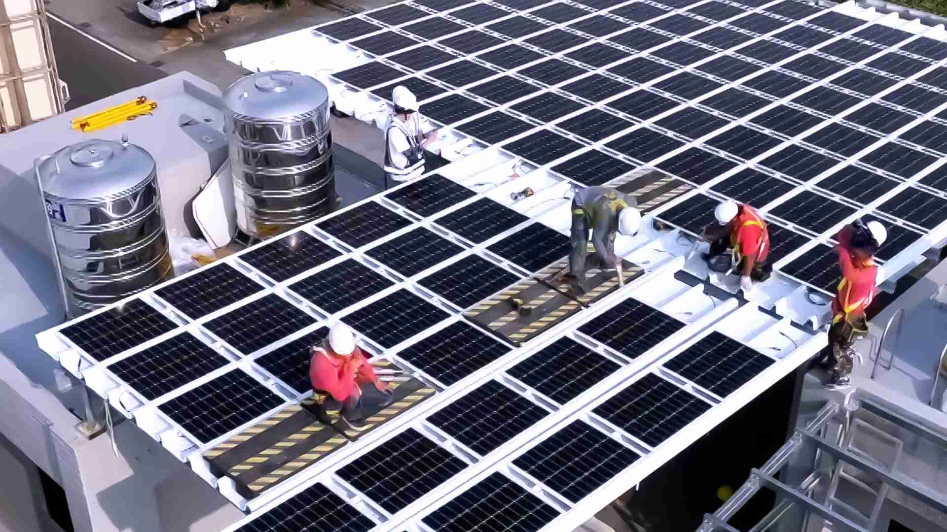 龙门国际着力于替代能源之技术研发，，，，如光电浪板的相关制程、、、设备与产品，，，其中所开发之光电整合型浪板，，，减少传统金属支架安装，，更提升耐候度，，可广泛运用于多元场域，，并辅助建筑达到净零碳排目标