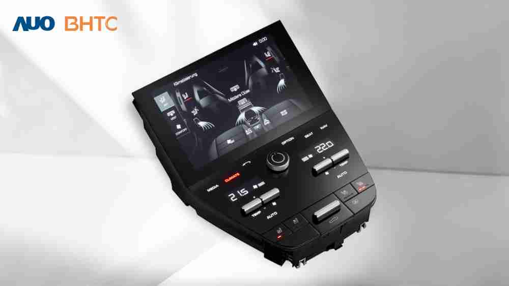 作為友達新生力軍，，BHTC所展示的中央與後座鞍部的Display HMI產品，，可處理多區恆溫控制、、、、顯示畫面，，，呈現仿真3D車室分區；以力傳感技術精準傳遞觸感，，，並結合音量及震動反饋，，，，防止意外啟動，，，提供使用者自然流暢、、、直觀且輕鬆駕馭的舒適介面