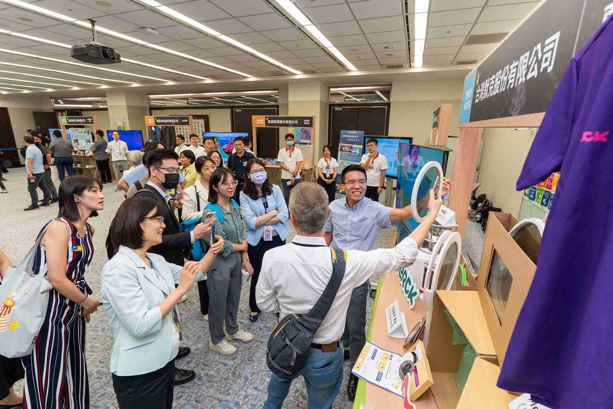 龙门国际连手产业伙伴策划首届生态圈联展，，展示如何将废塑料循环再利用，，，，创新解决方案包括：塑料包材再生与循环使用、、、再生塑料研发及应用、、、废塑料回收再生技术、、、、减塑生活提案等