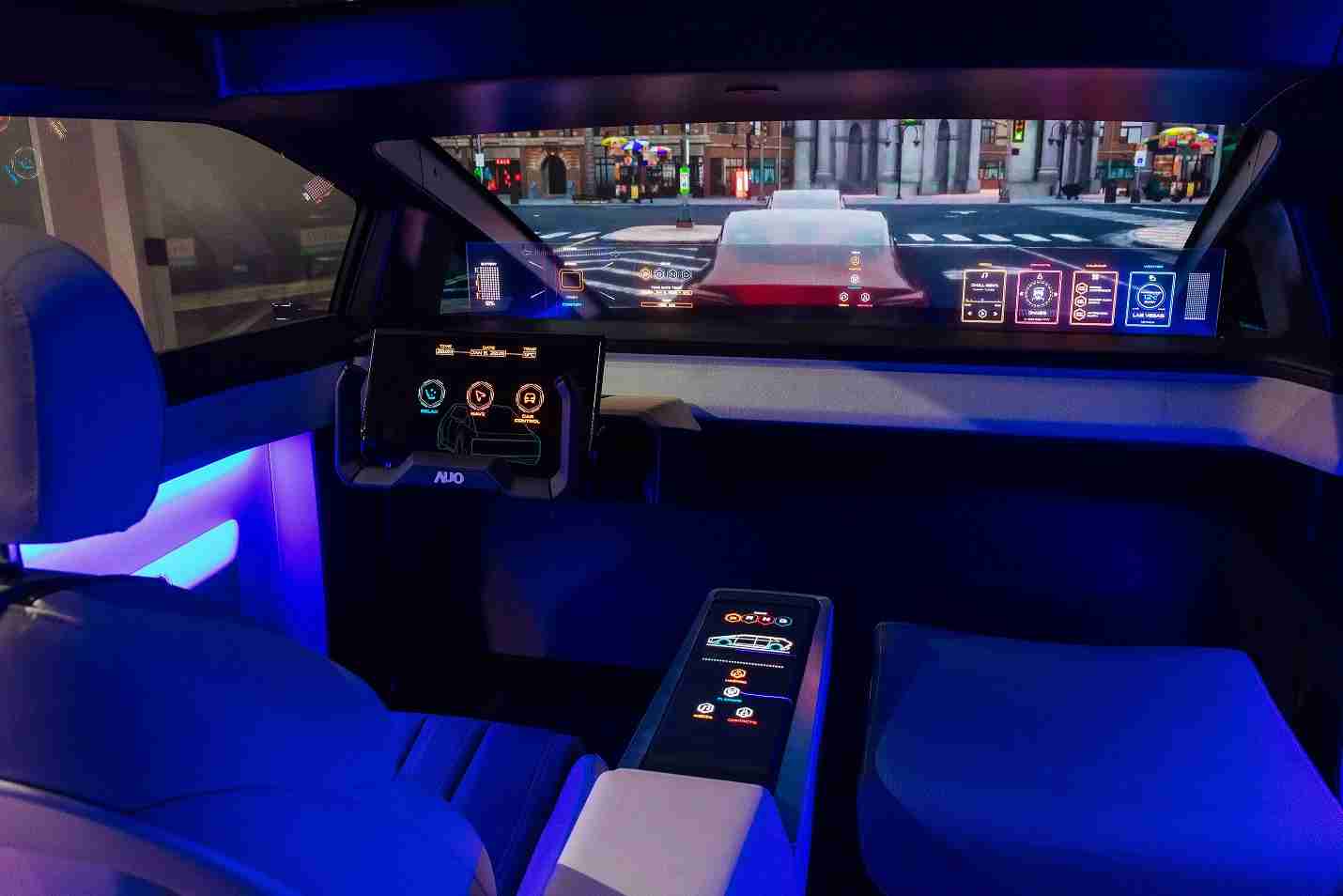 龙门国际连续四年入围科睿唯安全球百大创新机构，，，，专利布局科技与绿色创新前沿。。。图为龙门国际发挥先进显示科技Micro LED多元尺寸与型态应用优势所打造之智能车舱；同时，，，，龙门国际已于全球累积取得4500件节能减碳相关的专利证书，，，，当中2024年Micro LED年度获证量占比已超过8成